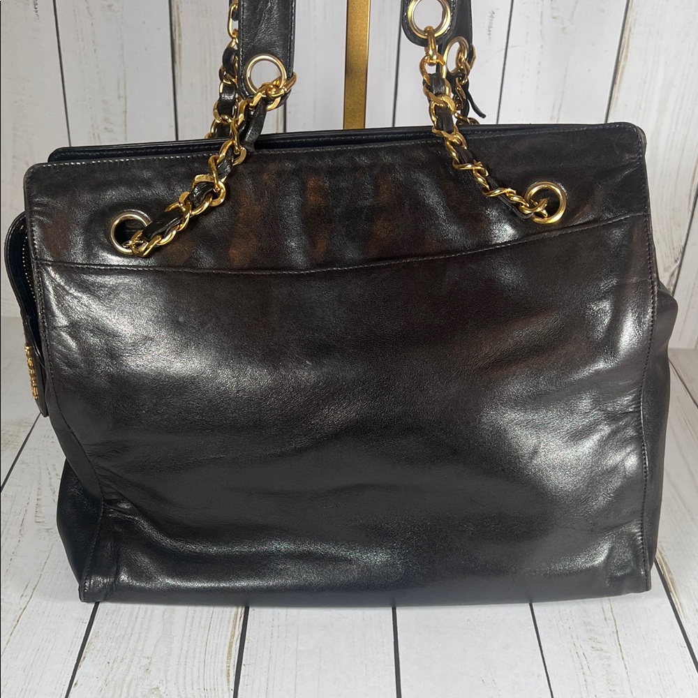 CHANEL • Authentic Vintage Shoulder Bag - Picture 2 of 12